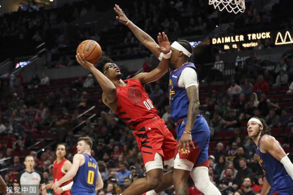 她一度落后 她一度落后